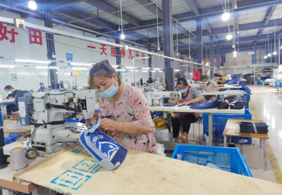 王家坝扶贫车间 家门口的箱包工厂，让梦想在家乡生根发芽