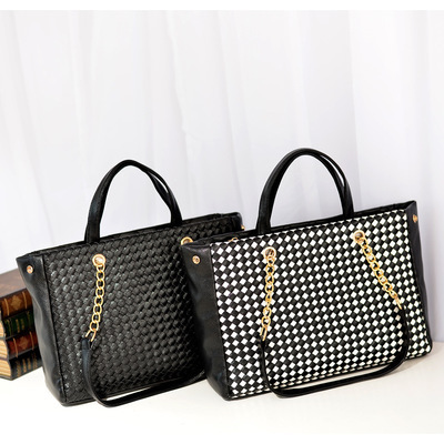 白沟2013新款时尚黑白格手提链条包 经典格纹的永恒魅力